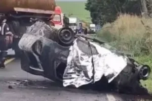 Carro capotado na PR-317