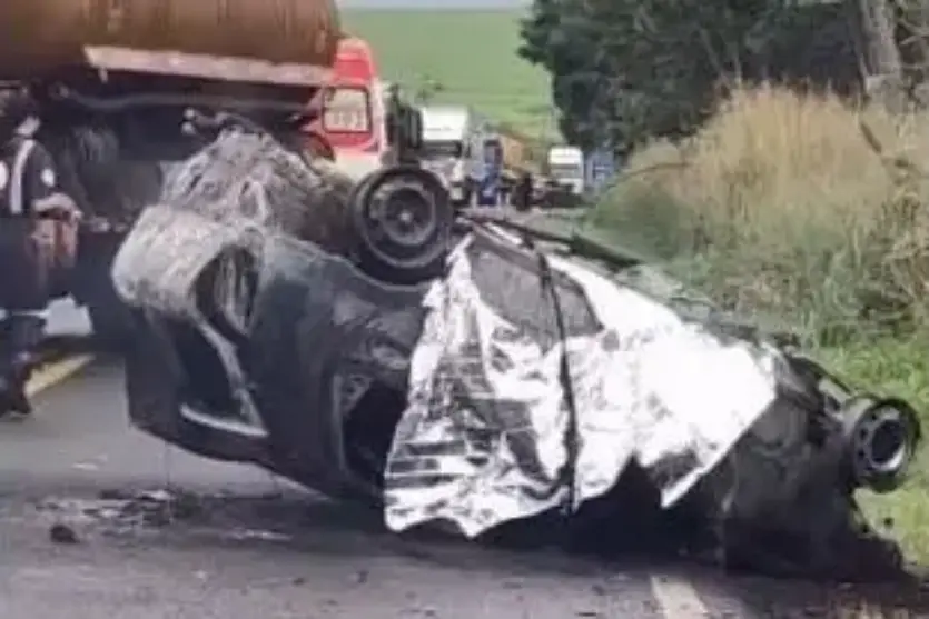 Carro capotado na PR-317