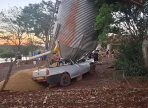 Carro bate em silo e deixa dois homens presos nas ferragens na PR-589 no Paraná