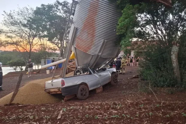 Carro bate em silo e deixa dois homens presos nas ferragens na PR-589 no Paraná