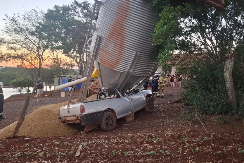 Carro bate em silo e deixa dois homens presos nas ferragens na PR-589 no Paraná