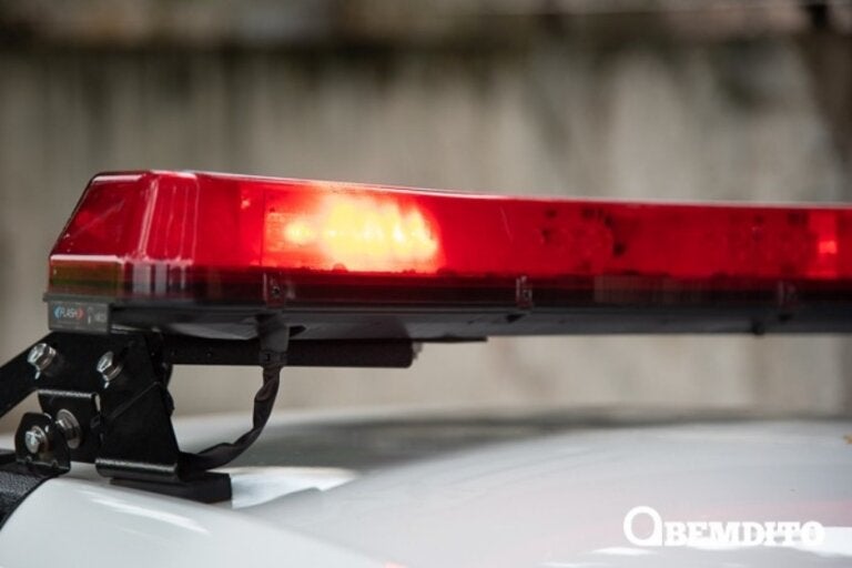 Casal se desentende em frente a Destacamento e PMs interferem para evitar agressões