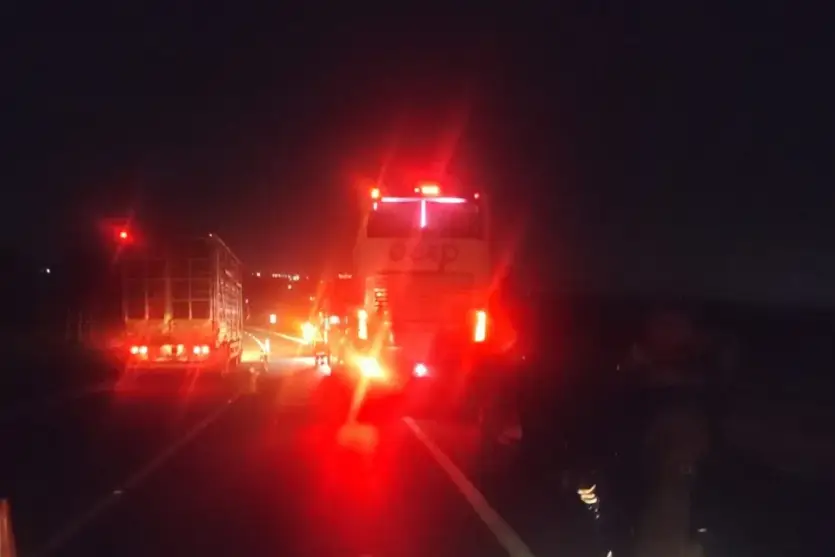 Local de acidente onde ônibus caiu sobre trabalhador na PR-444.