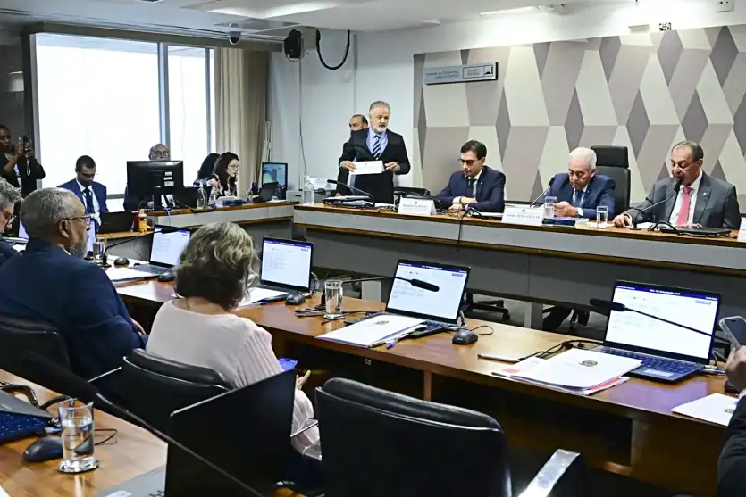 CCJ do Senado aprova PEC que acaba com jornada 6×1; matéria ainda vai à plenário