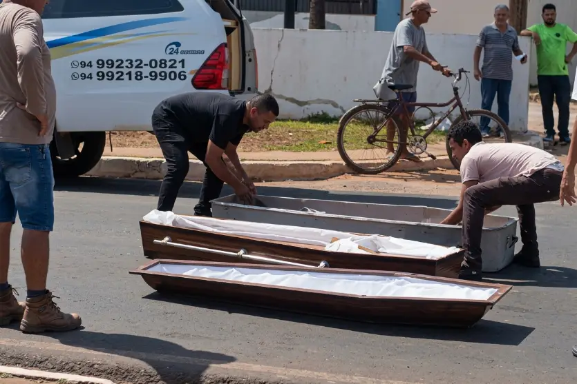 Cena inusitada: caixão cai de carro funerário e fica no meio da rua