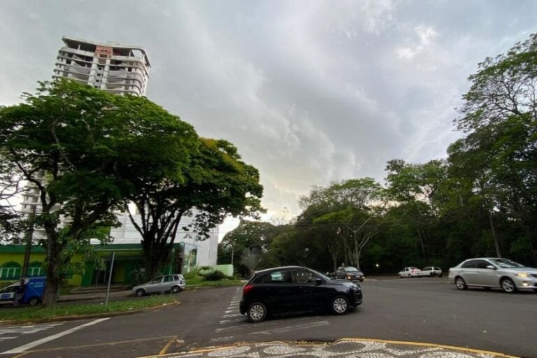 Risco de temporal faz Unipar e Unialfa suspenderem aulas da noite em Umuarama