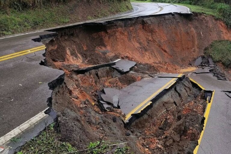 Chuva histórica isola cidades, deixa milhares fora de casa e três desaparecidos no PR; vídeo