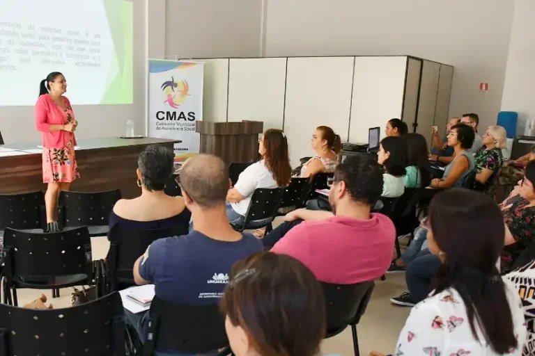 Cmas amplia capacitação para trabalhadores da rede de assistência social de Umuarama