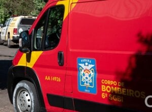 Duas pessoas ficam feridas após colisão entre carro e moto na Rua Piúna