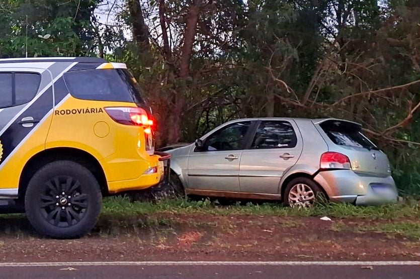 Colisão contra árvore e acidente entre dois carros deixam feridos na rodovia PR-323