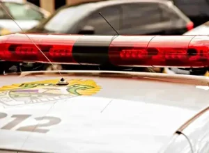 Colisão entre carro e moto deixa um homem ferido no Jardim Petrópolis