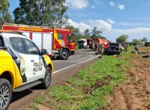 Colisão frontal entre Corolla e caminhão deixa homem morto na PR-323