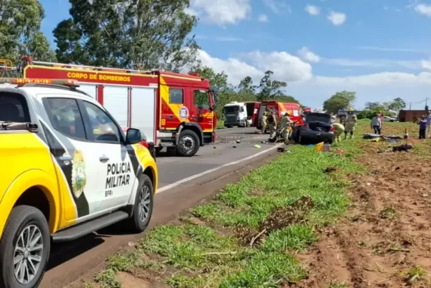 Colisão frontal entre Corolla e caminhão deixa homem morto na PR-323