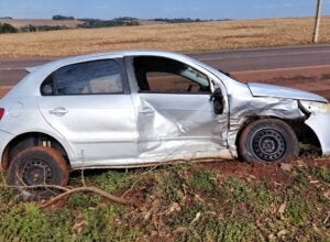 Carro envolvido em acidente na PR-182.
