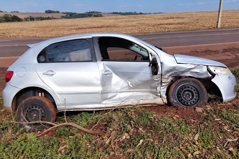 Carro envolvido em acidente na PR-182.