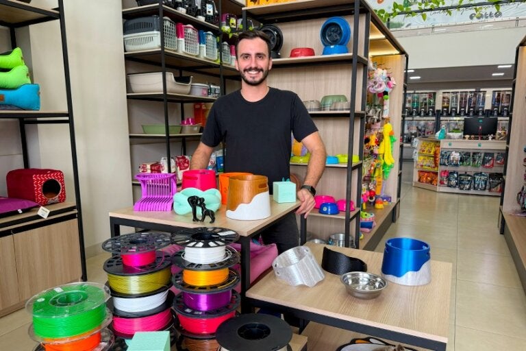 Jovem empreendedor de Umuarama aposta em comedouro personalizado para aquecer as vendas