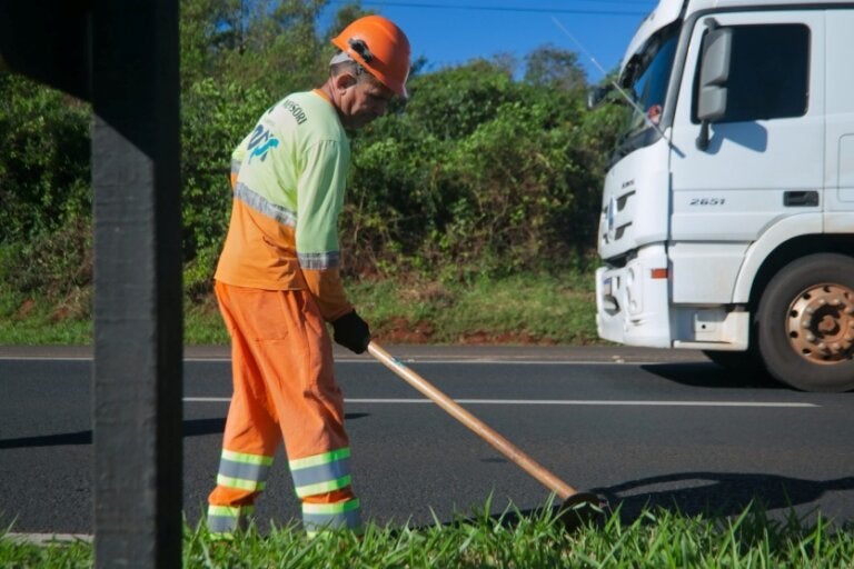 Concessionária inicia semana com frentes de manutenção e conservação em rodovias da região