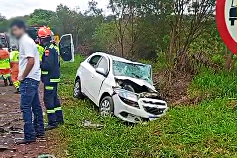Colisão entre 3 veículos resulta em óbito e 4 feridos na PR-323, em Cruzeiro do Oeste