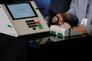 Voto em urna eletrônica.