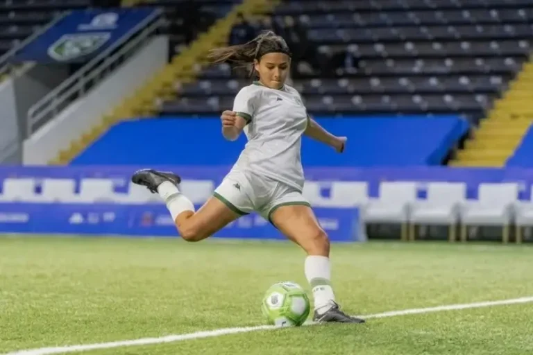 Dos campos do Aceru às duas taças: a história de Raiane, atleta de Umuarama