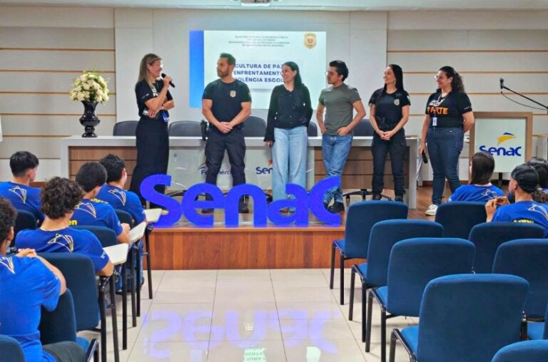 Equipe da Delegacia da Mulher faz palestra sobre prevenção à violência no Senac Umuarama