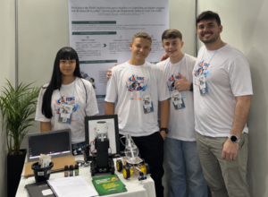 Equipe de Umuarama ao lado do Dengue Bot