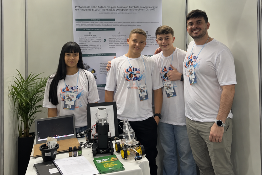 Equipe de Umuarama ao lado do Dengue Bot