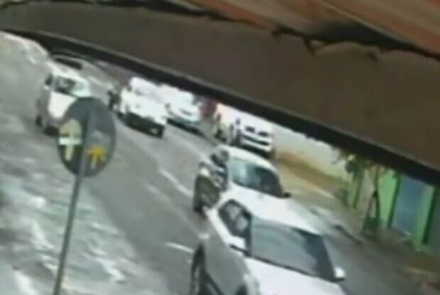 Motorista invade calçada, mata açougueiro em Sarandi, foge a pé e alegada “apagão”; vídeo