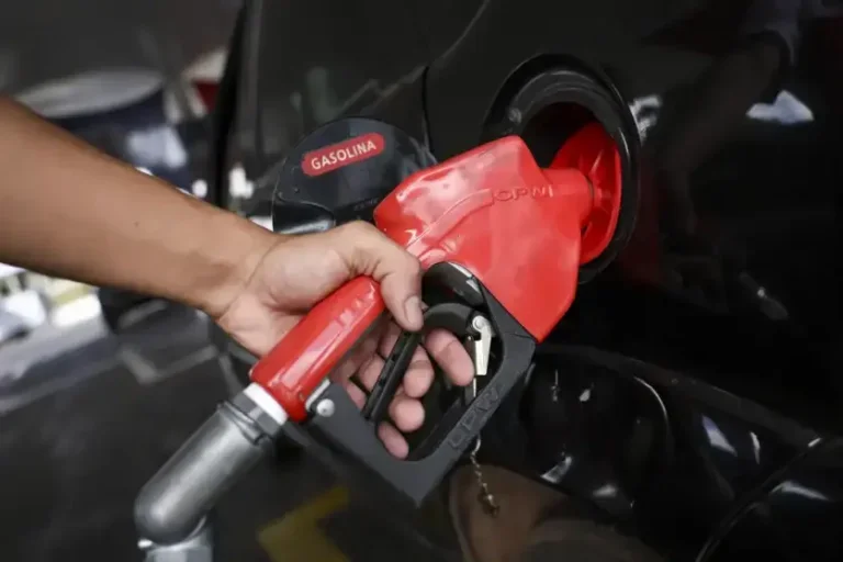 Veículo sendo abastecido em bomba de posto de combustíveis.