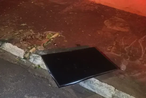 Discussão por ciúmes termina com TV quebrada e mulher ferida em Altônia
