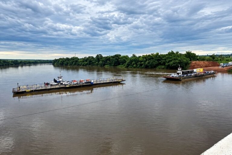 Balsa do Rio Piquiri segue inoperante após elevação do nível da água, segundo o Dnit