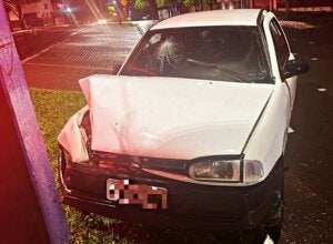 Douradina: Condutor embriagado bate em poste e passageira sofre ferimentos graves