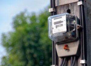 Eletricista é agredido durante corte de energia por falta de pagamento em Umuarama
