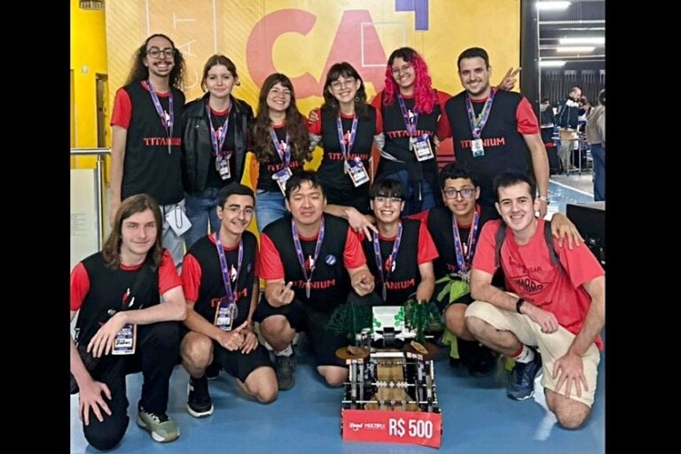 Equipe Titanium de Umuarama se destaca em competição de robótica em Curitiba