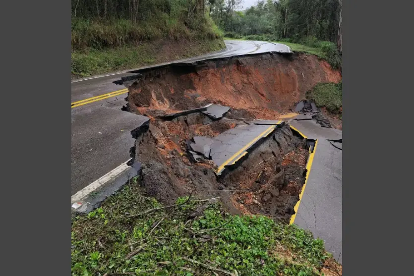 Erosão destrói trecho da BR-476 e deixa município do Paraná praticamente isolado