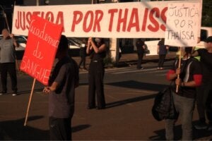 Manifestantes protestando após feminicídio de Thaissa em Londrina.