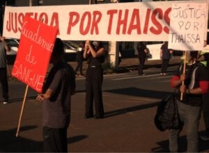 Manifestantes protestando após feminicídio de Thaissa em Londrina.