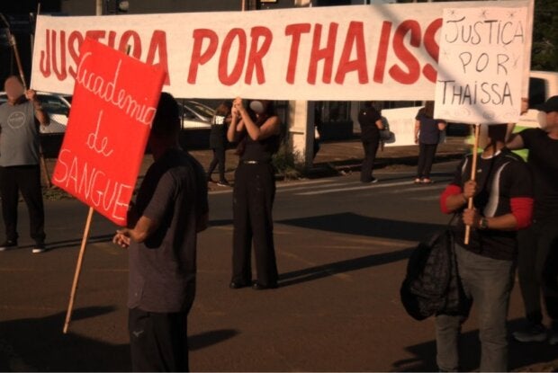 Manifestantes protestando após feminicídio de Thaissa em Londrina.