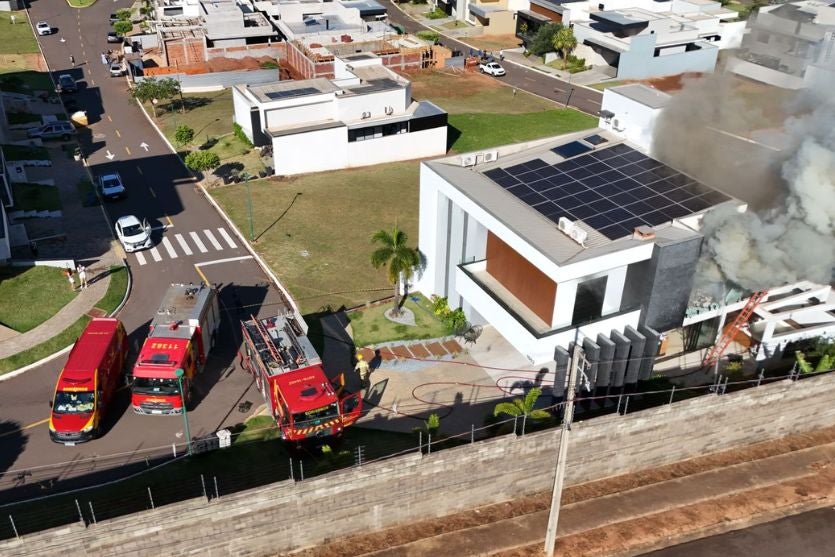 Combate a incêndio em casa de condomínio em Umuarama exige 8 mil litros de água e destrói quarto