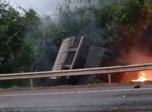 Ultrapassagem provoca colisão com quatro veículos e deixa um morto na PR-323, em Perobal; vídeo