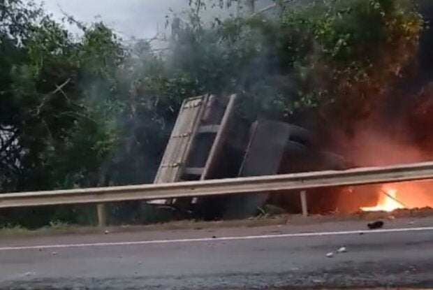 Ultrapassagem provoca colisão com quatro veículos e deixa um morto na PR-323, em Perobal; vídeo