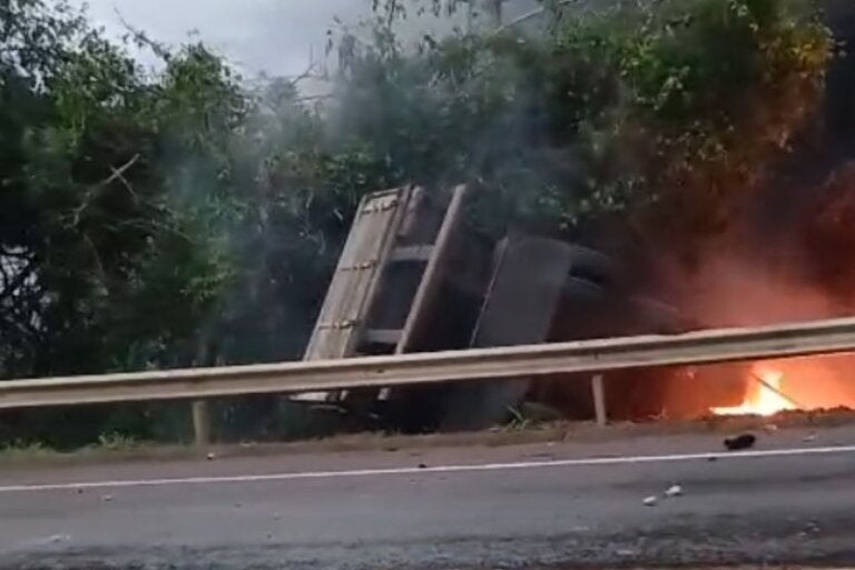 Ultrapassagem provoca colisão com quatro veículos e deixa um morto na PR-323, em Perobal; vídeo