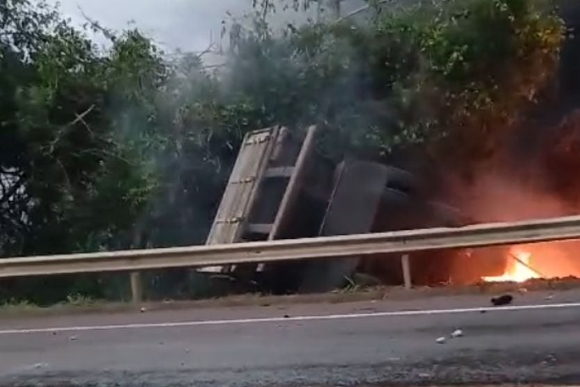 Ultrapassagem provoca colisão com quatro veículos e deixa um morto na PR-323, em Perobal; vídeo