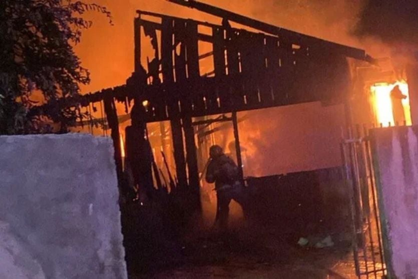 Vaquinha busca ajudar mãe e três filhos após incêndio destruir casa em Umuarama
