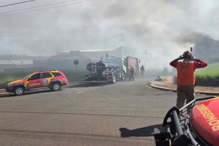 Faísca provoca incêndio de grandes proporções em fábrica de espumas em Arapongas
