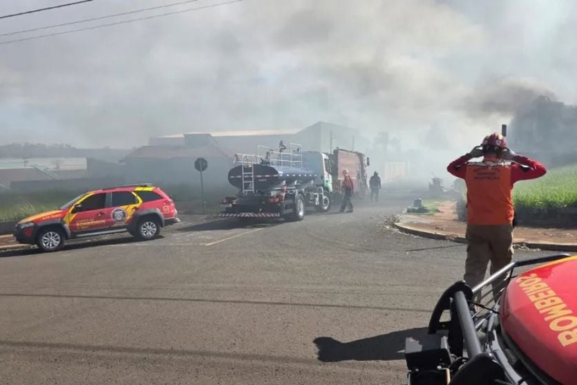 Faísca provoca incêndio de grandes proporções em fábrica de espumas em Arapongas