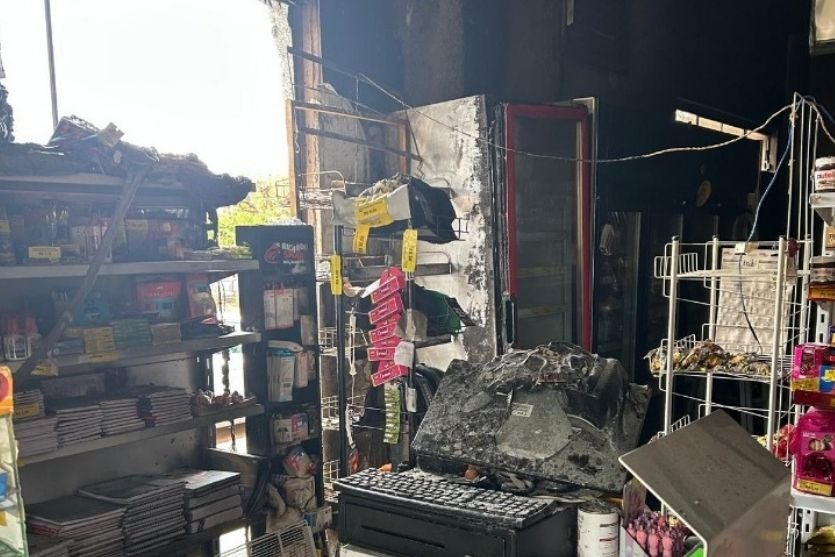 Incêndio causa grandes danos em comércio durante a madrugada em Francisco Alves