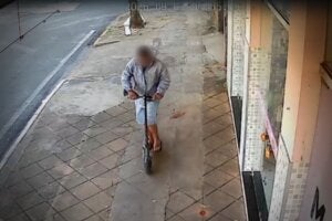 Homem furtando patinete em Cidade Gaúcha.