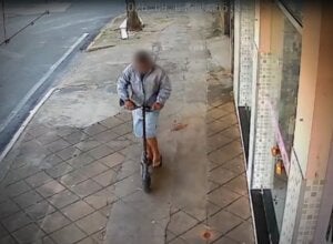 Homem furtando patinete em Cidade Gaúcha.