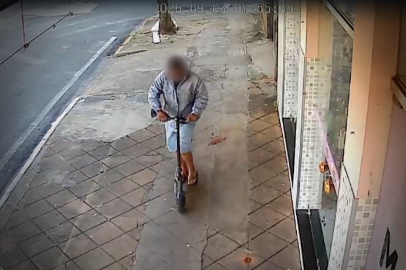 Homem furtando patinete em Cidade Gaúcha.
